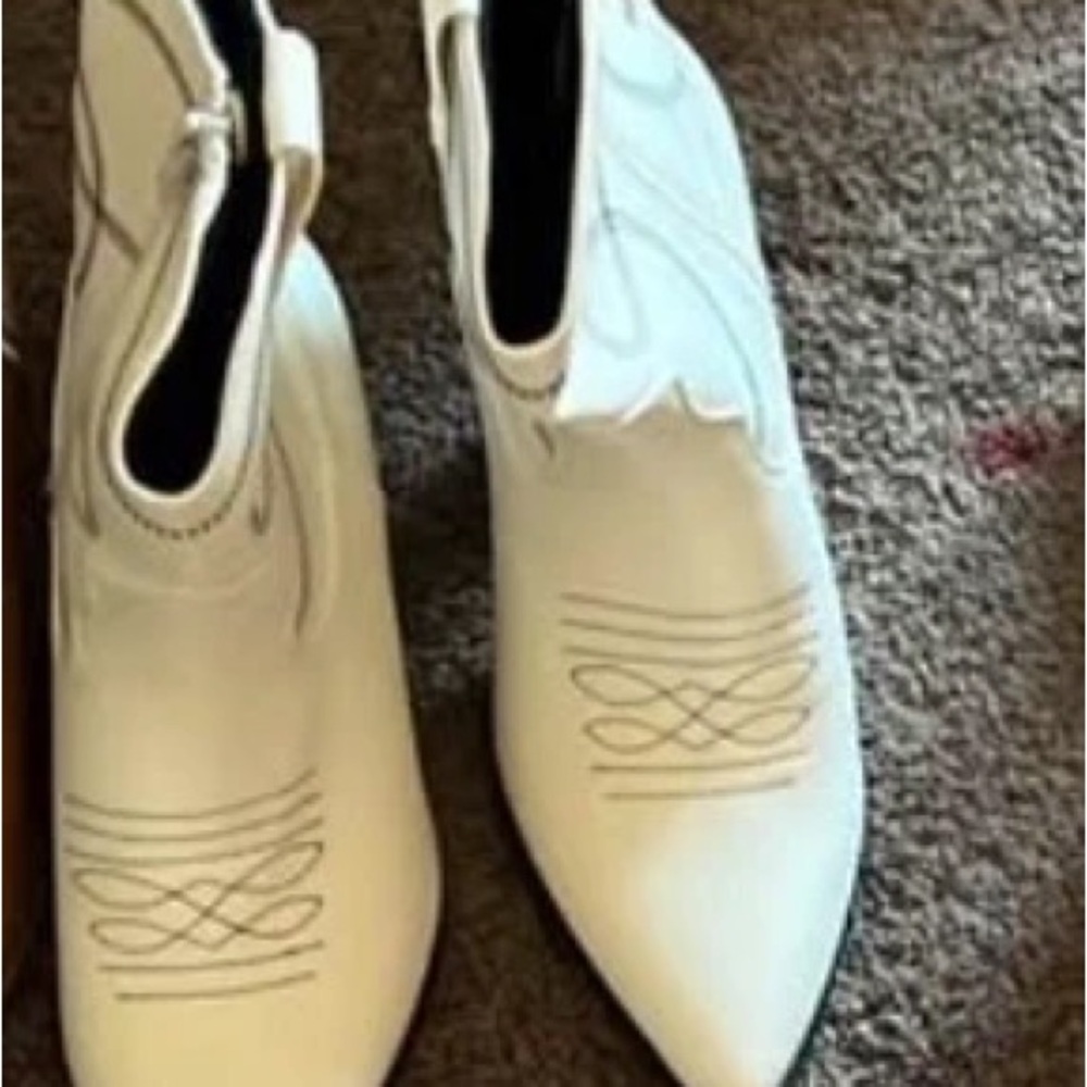 Chic White Heeled Boots